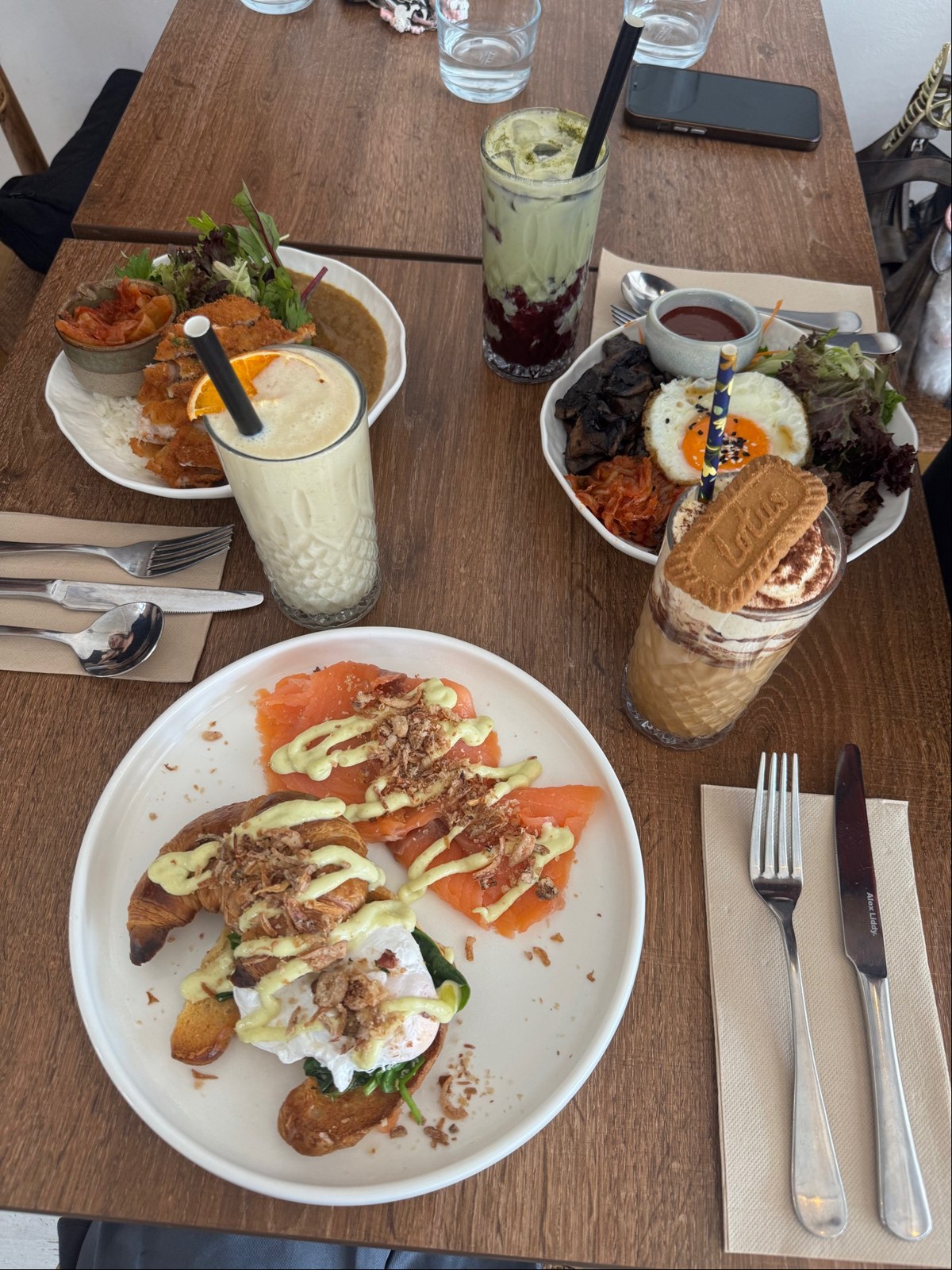 Brunch and drinks around the table